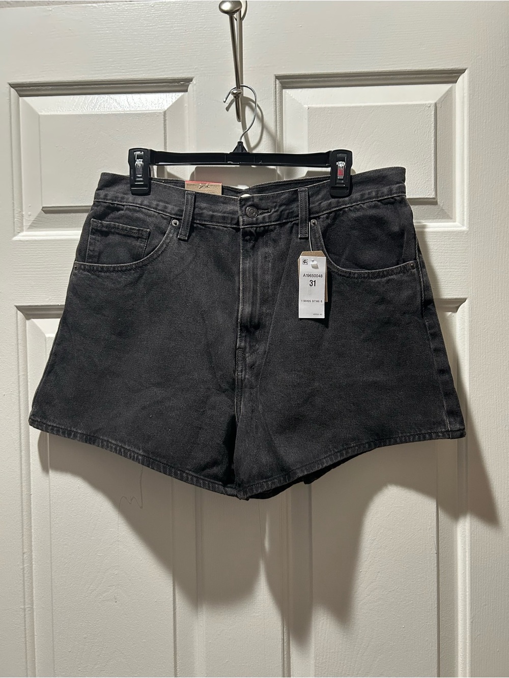 NWT Levi's High Waisted Mom Shorts Denim Shorts in Black Size Waist 31